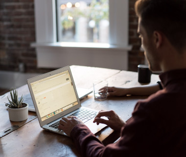 Mann mit Computer am Schreibtisch